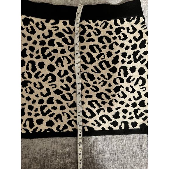 Forever 21 skirt women’s size small Animal print pattern black beige mini skirt - Picture 6 of 6